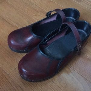 Sanita clogs- Super cute rustic red.